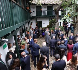 Don Felipe junto a los asistentes al encuentro con la Colectividad española