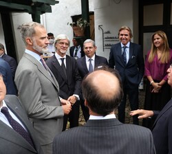 Su Majestad el Rey conversa con un grupo de asistentes al encuentro con la Colectividad española