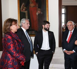 Su Majestad el Rey conversa con Jefes de Estado  y de Gobierno invitados, momentos antes del inicio de la ceremonia de Transmisión del Mando Presidenc
