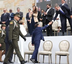 Al Inicio de la ceremonia de Transmisión del Mando Presidencial, Su Majestad el Rey recibe el saludo del Presidente electo de la República de Colombia