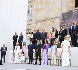 Su Majestad el Rey junto a los Jefes de Estado y de Gobierno invitados durante la interpretación del Himno Nacional