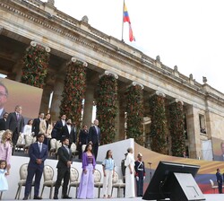 Su Majestad el Rey junto a los Jefes de Estado y de Gobierno invitados durante la interpretación del Himno Nacional