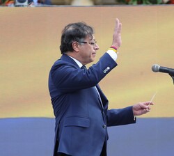 Gustavo Petro realiza el juramento de la Constitución