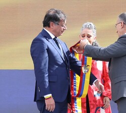 El Presidente de la República de Colombia recibe la imposición de la Banda Presidencial