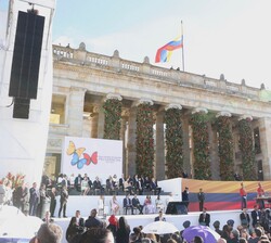 Su Majestad el Rey durante la intervención del Presidente de la República de Colombia, Gustavo Petro