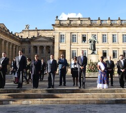 Su Majestad el Rey junto a los Jefes de Estado y de Gobierno invitados para la despedida del Presidente saliente de la República de Colombia, Iván Duq
