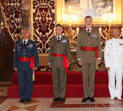 Fotografía de grupo de Su Majestad el Rey con un grupo de tenientes generales y almirante 