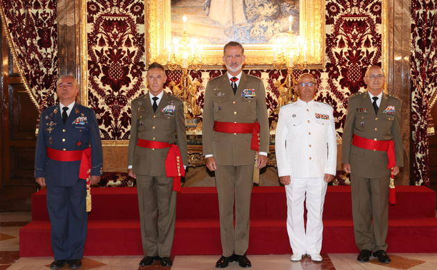 Fotografía de grupo de Su Majestad el Rey con un grupo de tenientes generales y almirante 