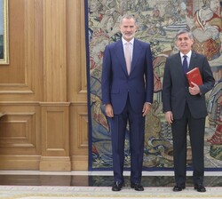 Su Majestad el Rey junto al presidente del Tribunal Constitucional, Pedro José González-Trevijano Sánchez