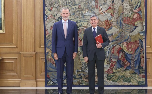 Su Majestad el Rey junto al presidente del Tribunal Constitucional, Pedro José González-Trevijano Sánchez