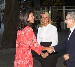 Su Majestad la Reina es recibida por el presidente de la Asociación Española Contra el Cáncer (AECC), Ramón Reyes