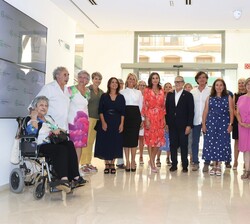 Doña Letizia acompañada por las autoridades asistentes al acto