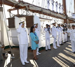 Su Majestad el Rey recine honores de ordenanza al embarcar en el Buque Escuela “Juan Sebastián de Elcano”