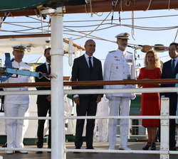 Su Majestad el Rey junto a las autoridades en la cubierta del Buque Escuela “Juan Sebastián de Elcano” durante su salida a la mar