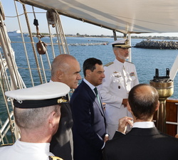 Su Majestad el Rey en el Puente del Buque Escuela “Juan Sebastián de Elcano” conversa con las autoridades asistentes a la revista naval co