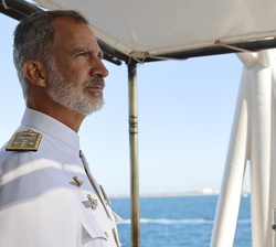 Su Majestad el Rey en el Puente del Buque Escuela “Juan Sebastián de Elcano” durante la navegación hacia aguas costeras de Sanlúcar de Bar