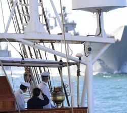 Su Majestad el Rey durante la revista naval al paso del LHD “Juan Carlos I”