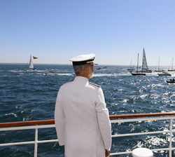 Su Majestad el Rey desde la cubierta del Buque Escuela “Juan Sebastián de Elcano” observa los veleros que les acompañaron durante la revis