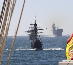 La nao "Victoria" y el LHD “Juan Carlos I” navegan tras la revista naval
