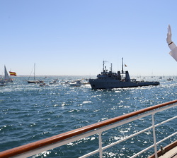 Su Majestad el Rey saluda a las embarcaciones que acompañaron al Buque Escuela “Juan Sebastián de Elcano” durante la revista naval