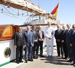 Su Majestad el Rey con los embajadores y responsables diplomáticos