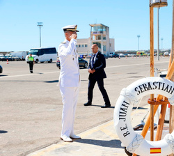 Su Majestad el Rey saluda tras desembarcar de el Buque Escuela “Juan Sebastián de Elcano”
