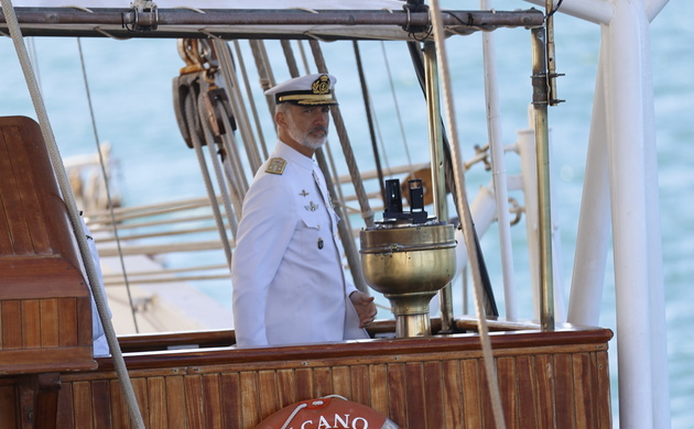 Su Majestad el Rey durante la revista naval con motivo de los actos del V Centenario de la Primera Circunnavegación