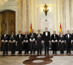 Fotografía de grupo de Su Majestad el Rey con los miembros de la Sala de Gobierno del Tribunal Supremo