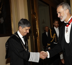 Su Majestad el Rey recibe el saludo del presidente del Tribunal Constitucional, Pedro José Gónzalez-Trevijano