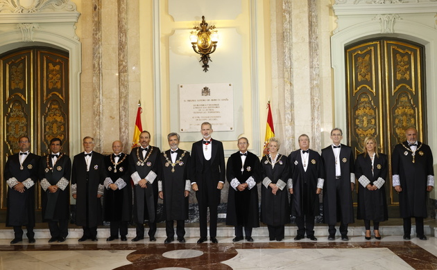 Fotografía de grupo de Su Majestad el Rey con los miembros de la Sala de Gobierno del Tribunal Supremo