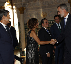 Don Felipe recibe el saludo de la Ministra de Hacienda y Función Pública en presencia del Presidente de la Junta de Andalucía y el Ministro de Asuntos
