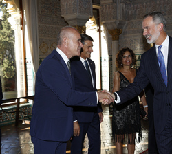 Su Majestad el Rey es saludado por el Alcalde de Sevilla en presencia del Delegado del Gobierno en Andalucía