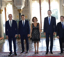 Su Majestad el Rey acompañado de las autoridades participantes en el pleno de la Comisión Nacional para la conmemoración del W Centenario de la expedi