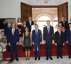 Don Felipe acompañado de los miembros de la Comisión Nacional para la conmemoración del W Centenario de la expedición de la primera vuelta al mundo de