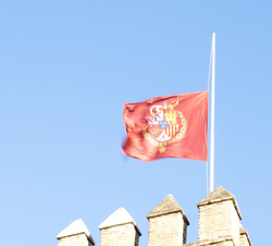 El estandarte con el escudo de armas de Su Majestad el Rey ondea a media asta en el Real Alcázar de Sevilla en señal de duelo por el fallecimiento de 