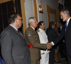 Su Majestad el Rey es saludado por el Jefe de la Fuerza Terrestre en presencia del Jefe de Estado Mayor de la Armada asistentes al Acto Institucional 