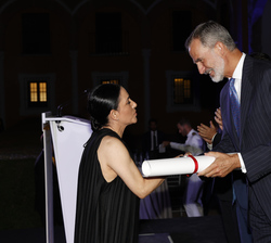 Don Felipe entrega el Premio primer Giraldillo Internacinal de Flamenco "Ciudad de Sevilla" a Eva Yerbabuena