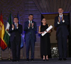 Don Felipe entrega el Premio primer Giraldillo Internacinal de Flamenco "Ciudad de Sevilla" a Eva Yerbabuena