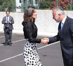 A su llegada, Su Majestad la Reina recibe el saludo del presidente del Gobierno de Canarias, Ángel Víctor Torres