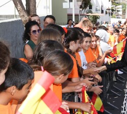 Su Majestad la Reina saluda al público congregado en los alrededores del Centro de Terapia Ocupacional