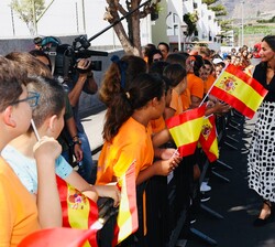 Doña Letizia saluda al público y alumnos que esperaban su visita
