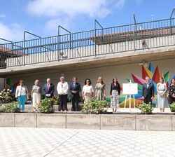 Su Majestad la Reina junto a las autoridades en la inauguración de la placa conmemorativa de su visita