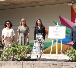 Doña Letizia junto a la placa conmemorativa de su visita acompañada de las autoridades