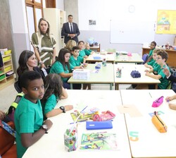 Doña Letizia junto a los alumnos de una de las aulas durante su visita