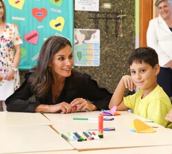 Doña Letizia charla con los alumnos durante su visita