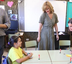 Su Majestad la Reina durante su visita a una de las aulas
