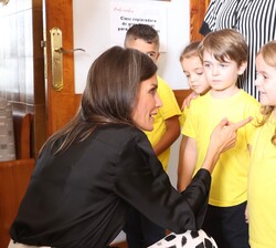 Doña Letizia visita una de las aulas de infantil