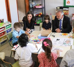 Alumnos de infantil enseñan a Doña Letizia los dibujos que han coloreado de Su Majestad la Reina