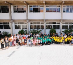 Su Majestad la Reina junto a las autoridades, alumnos, profesores, consejo escolar, AMPAS y trabajadores del Centro