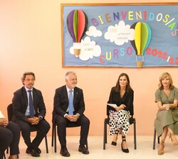 Su Majestad la Reina durante la reunión con el profesorado y representantes de los padres y madres